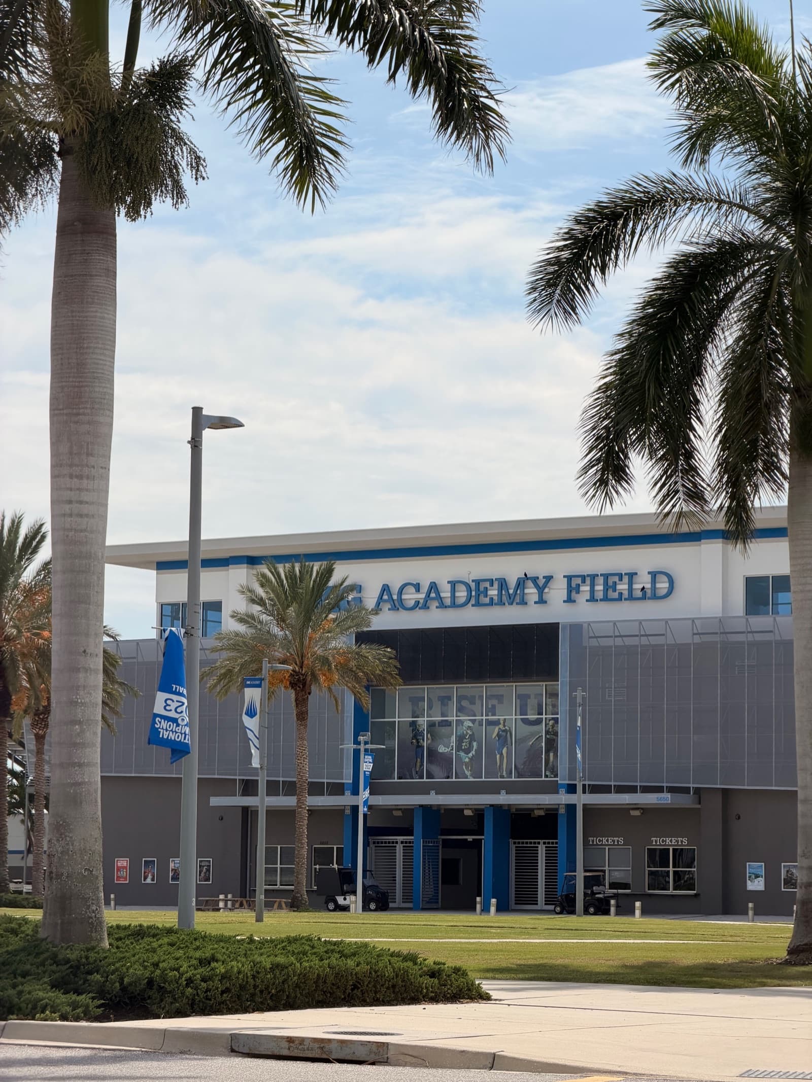 Entrée du stade IMG Academy Field entourée de palmiers