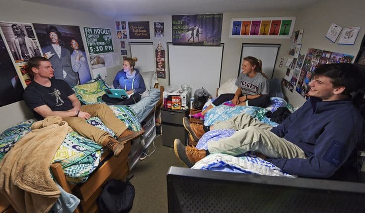 Étudiants réunis dans une chambre de résidence universitaire avec deux lits