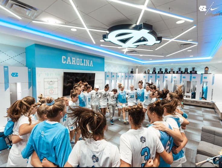 Joueuses de football universitaire réunies dans le vestiaire de Carolina