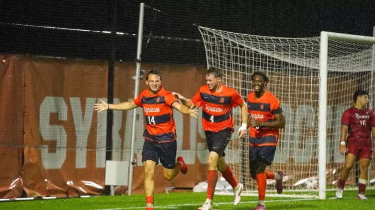 Joueurs universitaires de Syracuse célébrant sur le terrain